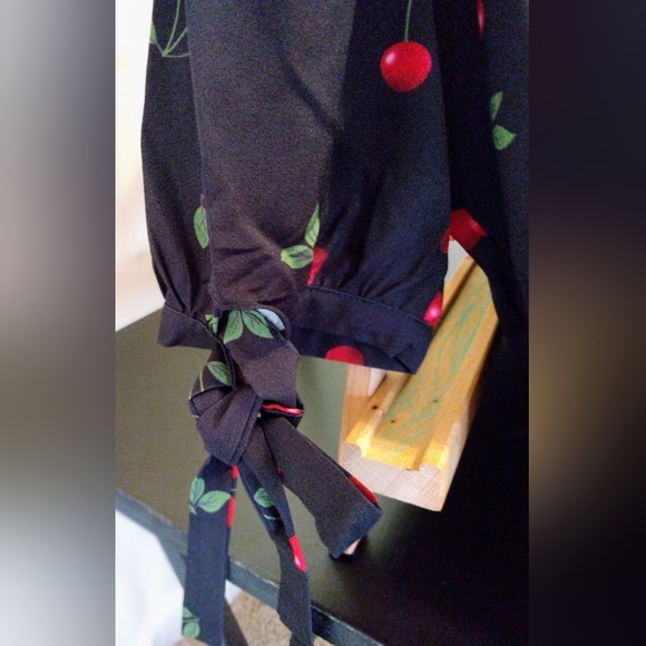 LOTUS BOSS SHINE: Women's L NWT V neck 3/4 sleeve Cherry Top - Picture 2 of 2